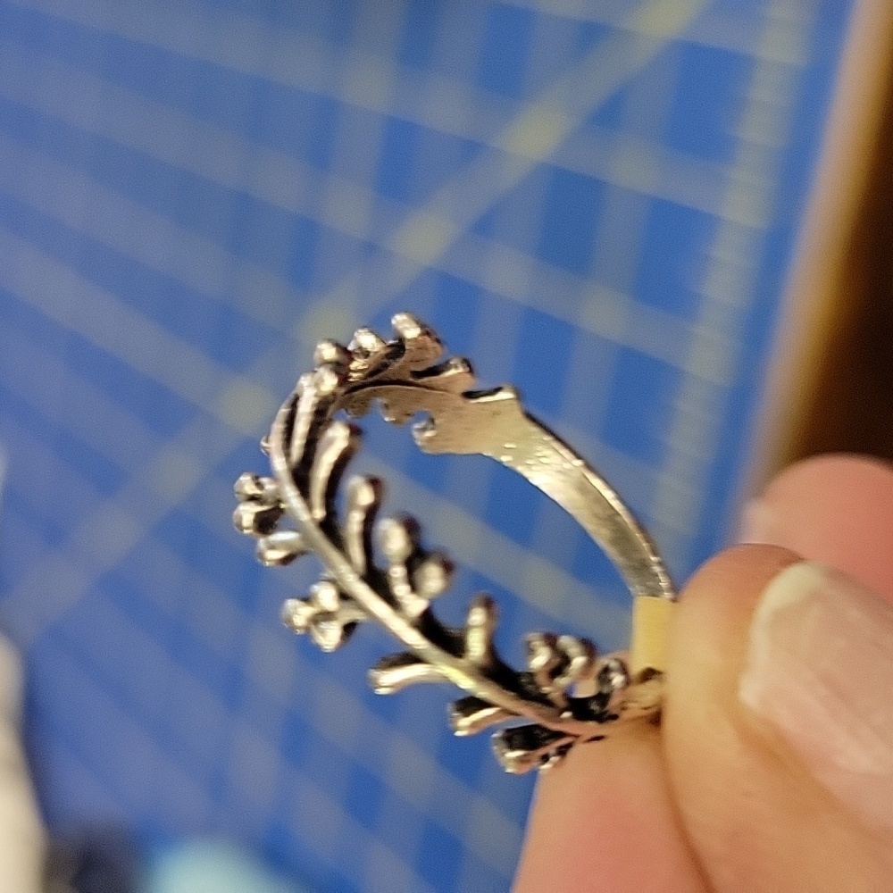 Vine Silver Tone Ring Size 7.5 - Picture 2 of 3